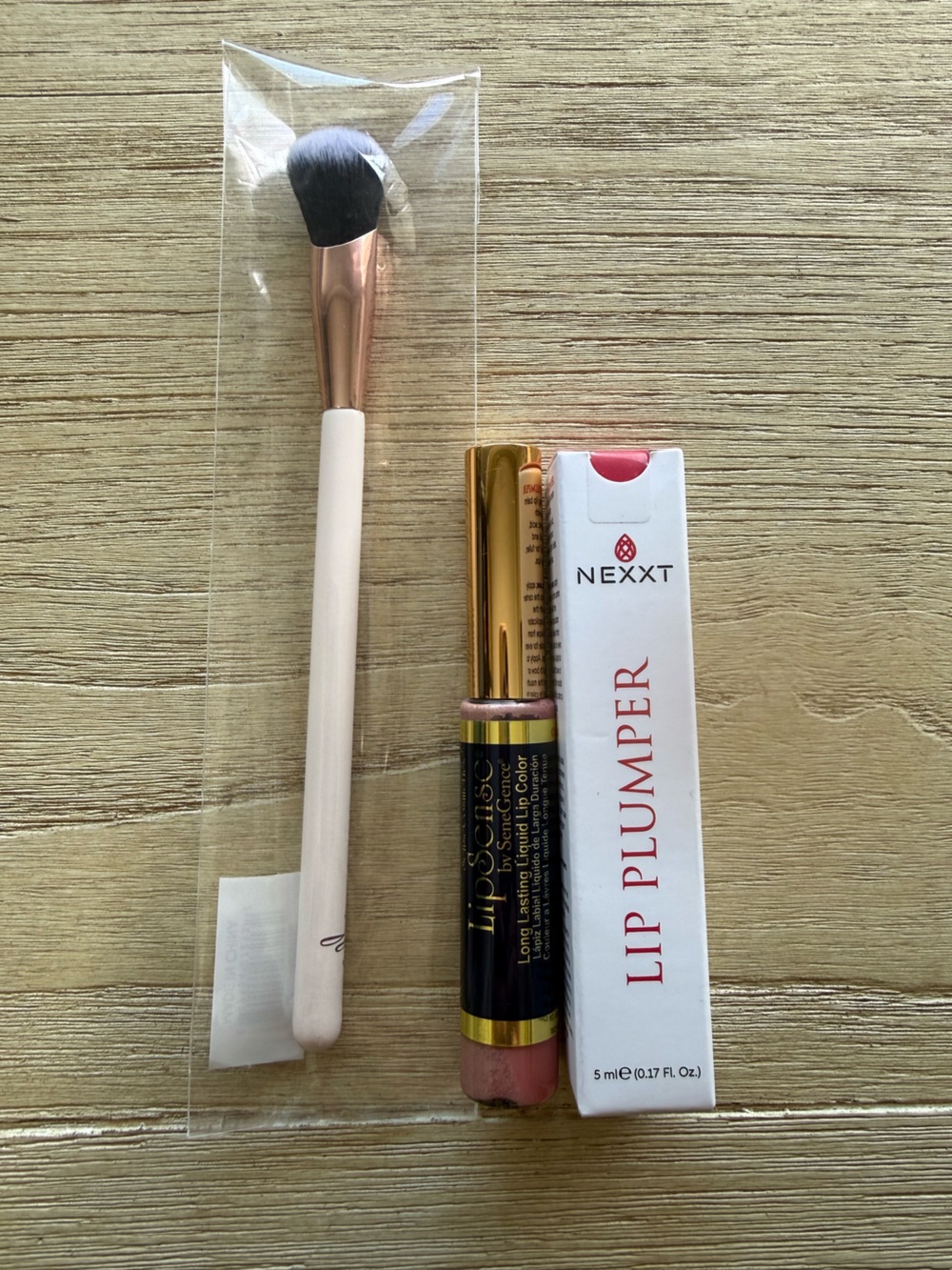 Bundle of 3 - NEXXT Lip Plumper, lip gloss and makeup brush